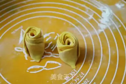Make Rose rolls step 5