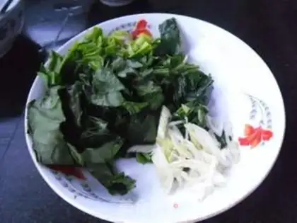 Make Spinach omelet soup step 1