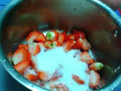 Make Homemade strawberries step 1