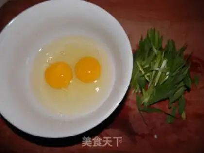 Make Garlic fried eggs step 1