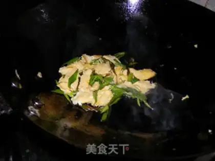 Make Garlic fried eggs step 4