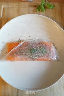 Make Vietnamese rice salmon rolls step 1