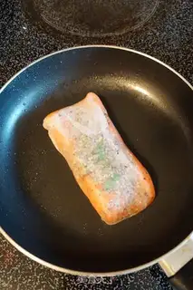 Make Vietnamese rice salmon rolls step 5