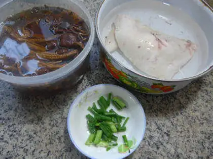 Make Tea mushrooms, fried fish step 0