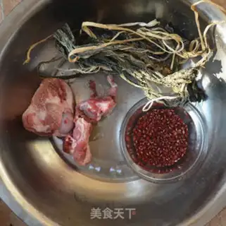 Make Red bean-cracker pork soup step 0