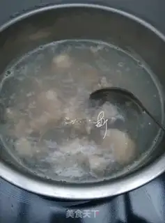 Make Soybeans and pigtail soup step 1