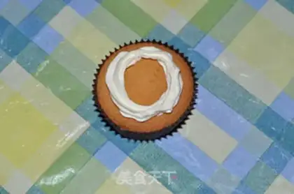 Make Sunflower cupcakes step 8