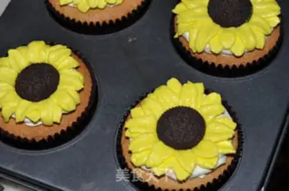 Make Sunflower cupcakes step 10
