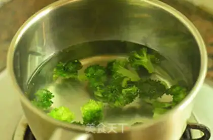 Make Eggs and vegetables salad step 4