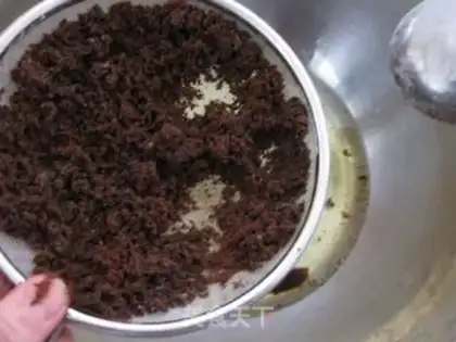 Make Red sugar, red date, twirl cake step 6