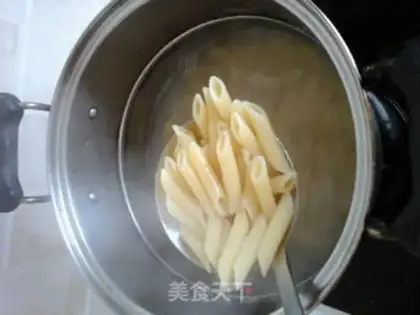 Make Black pepper ham macaroni step 1