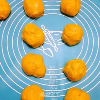 Make Pumpkin sesame bread step 3
