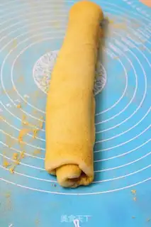 Make Old Beijing snack donkey rolls step 5