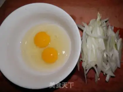 Make Onion fried eggs step 1