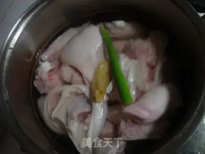 Make Red wine and pig hoof step 2