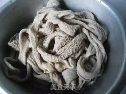Make Onion fried pig intestines step 0