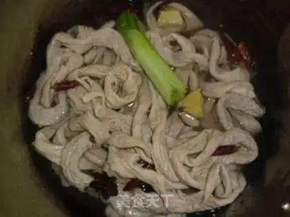Make Onion fried pig intestines step 1