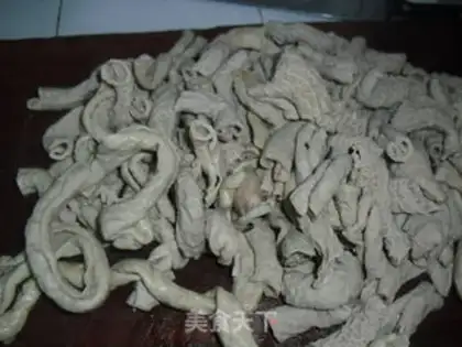 Make Onion fried pig intestines step 2