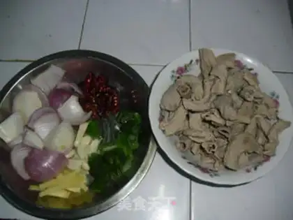 Make Onion fried pig intestines step 3