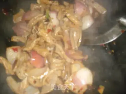 Make Onion fried pig intestines step 6