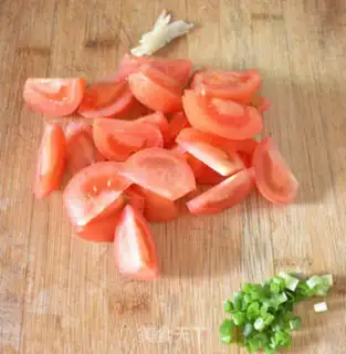 Make Tomato fried eggs step 1