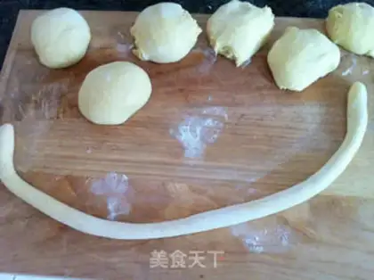 Make Corn-noodle date buns step 2
