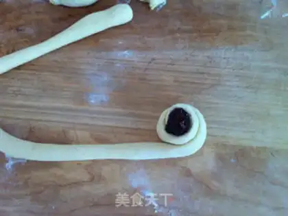 Make Corn-noodle date buns step 4