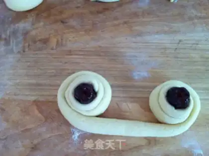 Make Corn-noodle date buns step 5
