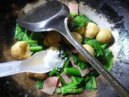 Make Bacon pasta and oil and vegetables step 7