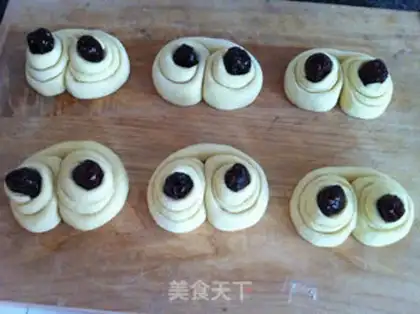 Make Corn-noodle date buns step 7