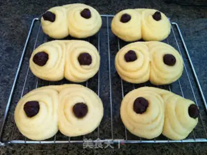 Make Corn-noodle date buns step 10