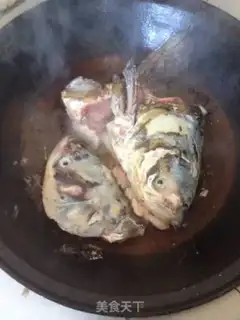 Make Northeast iron pan, big fish step 3