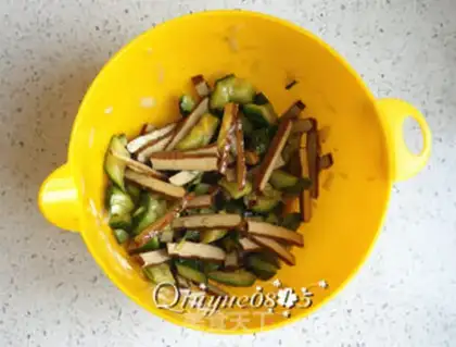 Make A cucumber with beans step 3