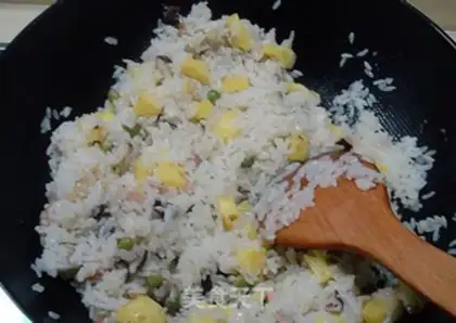 Make Thai pineapple rice step 6
