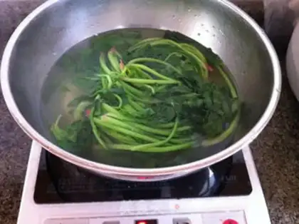 Make Spinach egg box step 3
