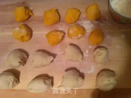Make Pumpkin double-coloured buns step 3