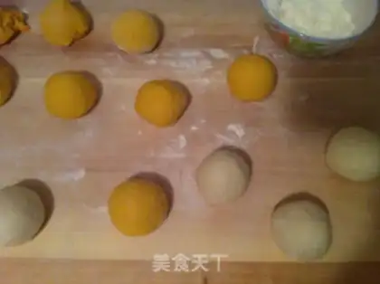 Make Pumpkin double-coloured buns step 4