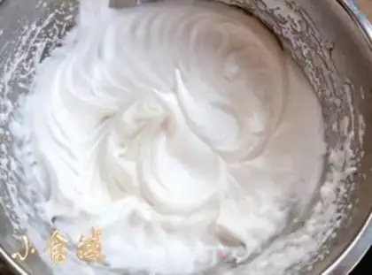 Make Strawberry naked cake step 3
