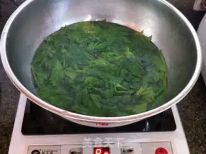 Make The celery leaves and the fragrance step 1