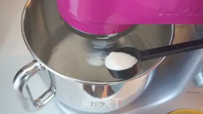 Make French lemon macaron step 2
