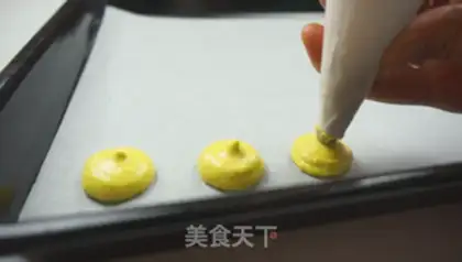 Make French lemon macaron step 6