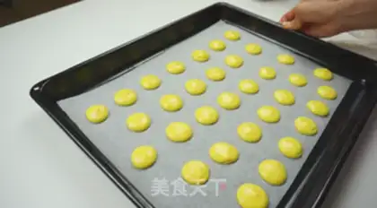 Make French lemon macaron step 7