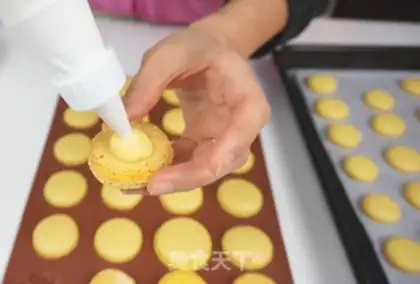 Make French lemon macaron step 12