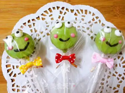 Make Toad Prince lollipop cake step 24
