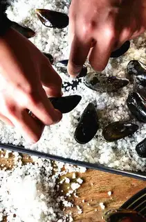 Make Salt roasted French blue mussel step 1