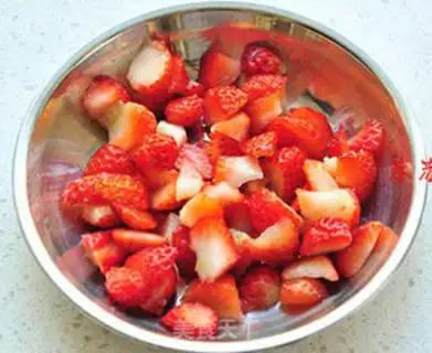Make Yogurt strawberry cake step 5