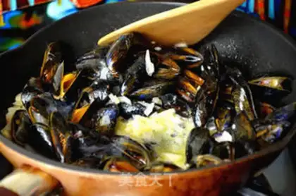 Make Rum, butter, blue mussels step 3