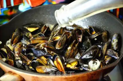 Make Rum, butter, blue mussels step 4
