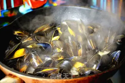 Make Rum, butter, blue mussels step 5