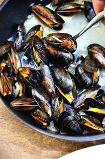 Make Rum, butter, blue mussels step 6